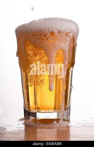 Verre de bière plein. Banque D'Images