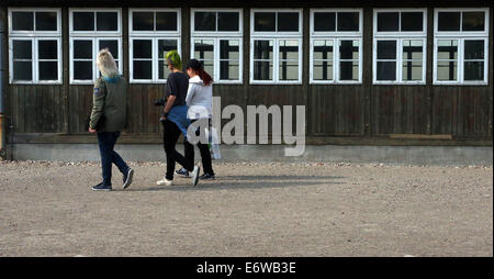 (140901) -- Francfort (Allemagne), 1 septembre 2014 (Xinhua) -- Les visiteurs passent devant la caserne à l'emplacement de l'ancien camp de concentration de Sachsenhausen à Oranienburg, près de Berlin, Allemagne, le 21 août 2014. Le camp de concentration de Sachsenhausen fut construite en Oranienburg à environ 35 km au nord de Berlin en 1936 et emprisonné à propos de 220 000 personnes entre 1936 et 1945. Le site a servi comme un mémorial et musée d'apprendre l'histoire dans le cadre authentique, y compris les vestiges de bâtiments et d'autres reliques du camp. (Xinhua/Luo Huanhuan) Banque D'Images