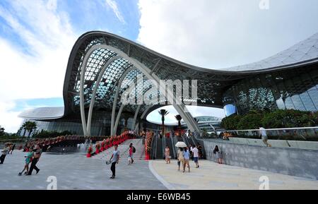 (140901) -- SANYA, le 1 septembre, 2014 (Xinhua) -- Photo prise le 1 septembre 2014 montre la vue extérieure de la Sanya Haitang Bay International Shopping Mall à Sanya, province de Hainan en Chine du sud. Le centre commercial qui a ouvert ses portes le lundi est le plus grand duty free shop (DFS) avec un quartier d'affaires de quelque 72 000 mètres carrés. Les boutiques duty-free dans les deux magasins DFS de Hainan en 2013, Hit 3,29 milliards de yuans (530,6 millions de dollars américains), en hausse de 40 pour cent d'année en année. (Xinhua/Guo Cheng) (WF) Banque D'Images