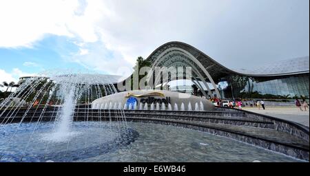 (140901) -- SANYA, le 1 septembre, 2014 (Xinhua) -- Photo prise le 1 septembre 2014 montre la vue extérieure de la Sanya Haitang Bay International Shopping Mall à Sanya, province de Hainan en Chine du sud. Le centre commercial qui a ouvert ses portes le lundi est le plus grand duty free shop (DFS) avec un quartier d'affaires de quelque 72 000 mètres carrés. Les boutiques duty-free dans les deux magasins DFS de Hainan en 2013, Hit 3,29 milliards de yuans (530,6 millions de dollars américains), en hausse de 40 pour cent d'année en année. (Xinhua/Guo Cheng) (WF) Banque D'Images