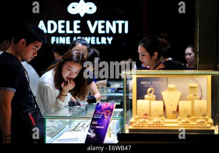 (140901) -- SANYA, le 1 septembre, 2014 (Xinhua) -- les gens font du shopping au Sanya Haitang Bay International Shopping Mall à Sanya, Chine du sud, province de Hainan, le 1 septembre 2014. Le centre commercial qui a ouvert ses portes le lundi est le plus grand duty free shop (DFS) avec un quartier d'affaires de quelque 72 000 mètres carrés. Les boutiques duty-free dans les deux magasins DFS de Hainan en 2013, Hit 3,29 milliards de yuans (530,6 millions de dollars américains), en hausse de 40 pour cent d'année en année. (Xinhua/Guo Cheng) (WF) Banque D'Images