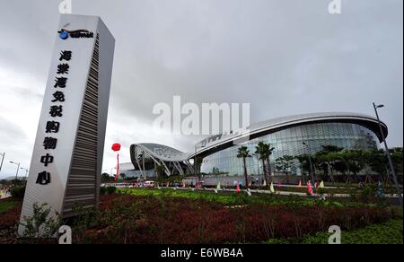 (140901) -- SANYA, le 1 septembre, 2014 (Xinhua) -- Photo prise le 1 septembre 2014 montre la vue extérieure de la Sanya Haitang Bay International Shopping Mall à Sanya, province de Hainan en Chine du sud. Le centre commercial qui a ouvert ses portes le lundi est le plus grand duty free shop (DFS) avec un quartier d'affaires de quelque 72 000 mètres carrés. Les boutiques duty-free dans les deux magasins DFS de Hainan en 2013, Hit 3,29 milliards de yuans (530,6 millions de dollars américains), en hausse de 40 pour cent d'année en année. (Xinhua/Guo Cheng) (WF) Banque D'Images