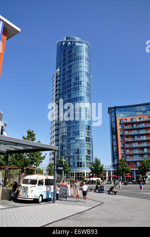 Plaza GUNWHARF QUAYS montrant no1 Tower, GUNWHARF QUAYS, Portsmouth, Hampshire, Angleterre, Royaume-Uni Banque D'Images