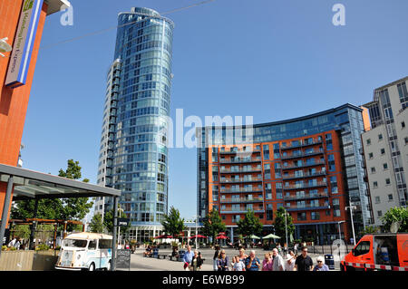 Plaza GUNWHARF QUAYS montrant no1 Tower, GUNWHARF QUAYS, Portsmouth, Hampshire, Angleterre, Royaume-Uni Banque D'Images