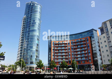 Plaza GUNWHARF QUAYS montrant no1 Tower, GUNWHARF QUAYS, Portsmouth, Hampshire, Angleterre, Royaume-Uni Banque D'Images