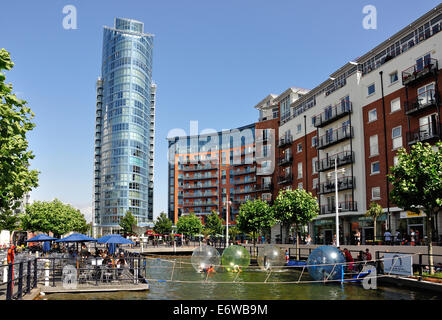 Plaza GUNWHARF QUAYS montrant no1 Tower, GUNWHARF QUAYS, Portsmouth, Hampshire, Angleterre, Royaume-Uni Banque D'Images