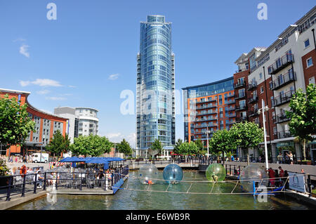 Plaza GUNWHARF QUAYS montrant no1 Tower, GUNWHARF QUAYS, Portsmouth, Hampshire, Angleterre, Royaume-Uni Banque D'Images