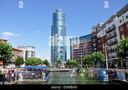 Plaza GUNWHARF QUAYS montrant no1 Tower, GUNWHARF QUAYS, Portsmouth, Hampshire, Angleterre, Royaume-Uni Banque D'Images