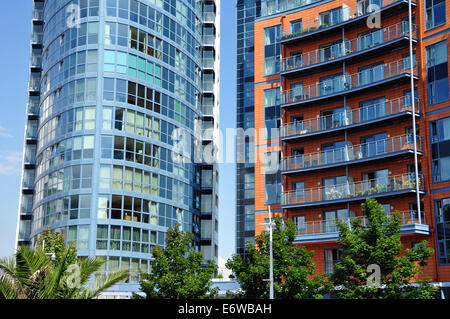 Tour n°1 et d'immeubles d'appartements, GUNWHARF QUAYS , Plaza GUNWHARF QUAYS, Portsmouth, Hampshire, Angleterre, Royaume-Uni Banque D'Images