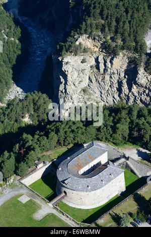 VUE AÉRIENNE.Redoute Marie-Thérèse.Partie des forts d'Esseillon, Avrieux, Savoie, Auvergne-Rhône-Alpes, France. Banque D'Images