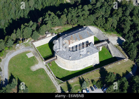 VUE AÉRIENNE.Redoute Marie-Thérèse.Partie des forts d'Esseillon, Avrieux, Savoie, Auvergne-Rhône-Alpes, France. Banque D'Images