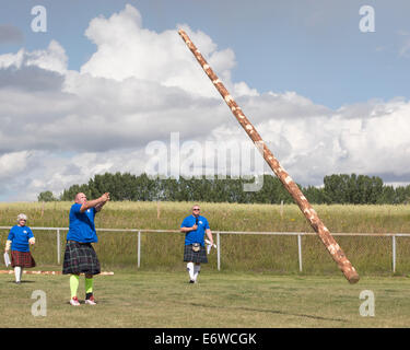 Calgary, Alberta, Canada. 30th août 2014. Rob Young lance un caber lors des Jeux des Highlands de Calgary, Calgary, Alberta, Canada, le samedi 30 août 2014. Le festival de Calgary est une tradition de longue date, qui remonte au deuxième siècle de cette année. Crédit : Rosanne Tackaberry/Alamy Live News Banque D'Images