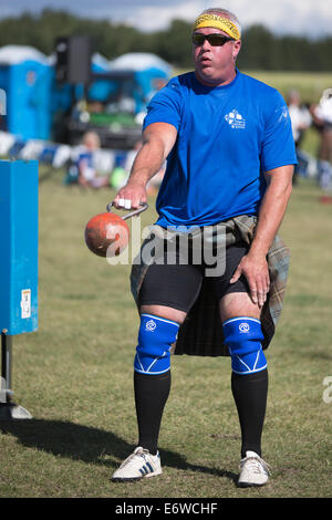 Calgary, Alberta, Canada. 30e Août, 2014. Jason Johnston se prépare à pousser un poids en compétition durant les Jeux des Highlands de Calgary, Calgary, Alberta, Canada le samedi 30 août 2014. Les jeux de Calgary sont une tradition de longue date, d'entrer dans leur deuxième siècle, cette année. Credit : Rosanne Tackaberry/Alamy Live News Banque D'Images