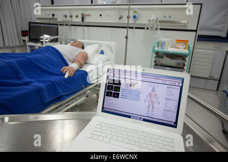 Ordinateur connecté à metiman simulateur médical Banque D'Images