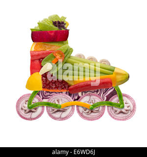 L'alimentation saine notion de inline roller skate faite de légumes frais plein de vitamines, isolé sur blanc. Banque D'Images