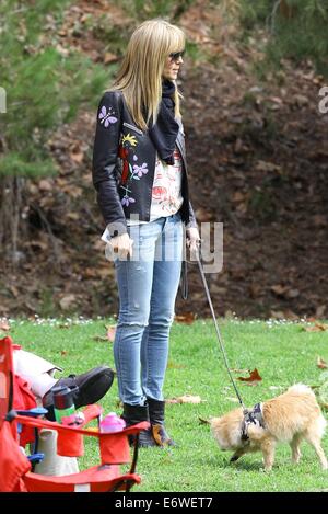 Heidi Klum prend ses enfants à un match de football à Brentwood. Klum a également repéré profiter de temps avec sa fille Leni's nouveau chiot Pomeranian, renoncule. En vedette : Heidi Klum,Buttercup Où : Brentwood, California, United States Quand : 08 Mars 2014 Banque D'Images