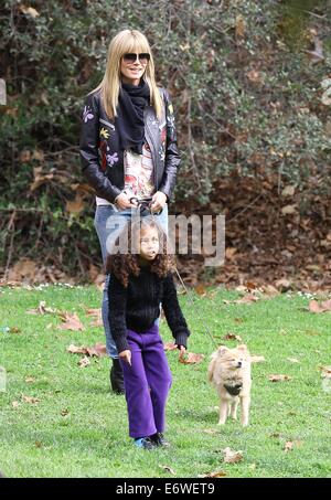 Heidi Klum prend ses enfants à un match de football à Brentwood. Klum a également repéré profiter de temps avec sa fille Leni's nouveau chiot Pomeranian, renoncule. Avec : Milla Jovovich Lou,Samuel,Buttercup Où : Brentwood, California, United States Quand : 08 Oct 201 Banque D'Images