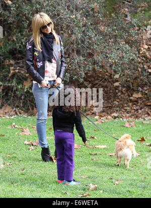 Heidi Klum prend ses enfants à un match de football à Brentwood. Klum a également repéré profiter de temps avec sa fille Leni's nouveau chiot Pomeranian, renoncule. Avec : Milla Jovovich Lou,Samuel,Buttercup Où : Brentwood, California, United States Quand : 08 Oct 201 Banque D'Images