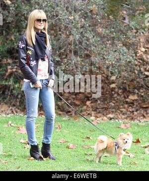 Heidi Klum prend ses enfants à un match de football à Brentwood. Klum a également repéré profiter de temps avec sa fille Leni's nouveau chiot Pomeranian, renoncule. En vedette : Heidi Klum,Buttercup Où : Brentwood, California, United States Quand : 08 Mars 2014 Banque D'Images