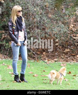 Heidi Klum prend ses enfants à un match de football à Brentwood. Klum a également repéré profiter de temps avec sa fille Leni's nouveau chiot Pomeranian, renoncule. En vedette : Heidi Klum,Buttercup Où : Brentwood, California, United States Quand : 08 Mars 2014 Banque D'Images