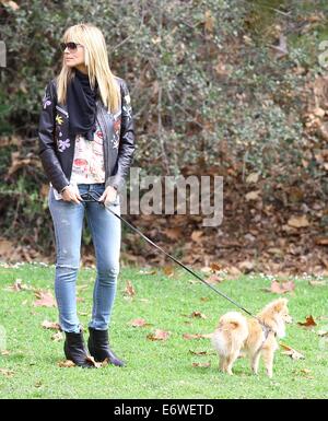 Heidi Klum prend ses enfants à un match de football à Brentwood. Klum a également repéré profiter de temps avec sa fille Leni's nouveau chiot Pomeranian, renoncule. En vedette : Heidi Klum,Buttercup Où : Brentwood, California, United States Quand : 08 Mars 2014 Banque D'Images