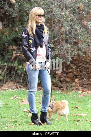 Heidi Klum prend ses enfants à un match de football à Brentwood. Klum a également repéré profiter de temps avec sa fille Leni's nouveau chiot Pomeranian, renoncule. En vedette : Heidi Klum,Buttercup Où : Brentwood, California, United States Quand : 08 Mars 2014 Banque D'Images