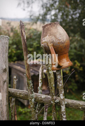 Vieux pot sur picket fence Banque D'Images