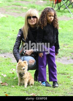 Heidi Klum prend ses enfants à un match de football à Brentwood. Klum a également repéré profiter de temps avec sa fille Leni's nouveau chiot Pomeranian, renoncule. Avec : Milla Jovovich Lou,Samuel,Buttercup Où : Brentwood, California, United States Quand : 08 Oct 201 Banque D'Images