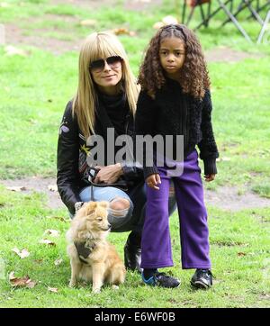 Heidi Klum prend ses enfants à un match de football à Brentwood. Klum a également repéré profiter de temps avec sa fille Leni's nouveau chiot Pomeranian, renoncule. Avec : Milla Jovovich Lou,Samuel,Buttercup Où : Brentwood, California, United States Quand : 08 Oct 201 Banque D'Images