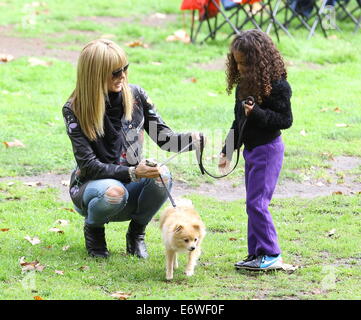 Heidi Klum prend ses enfants à un match de football à Brentwood. Klum a également repéré profiter de temps avec sa fille Leni's nouveau chiot Pomeranian, renoncule. Avec : Milla Jovovich Lou,Samuel,Buttercup Où : Brentwood, California, United States Quand : 08 Oct 201 Banque D'Images