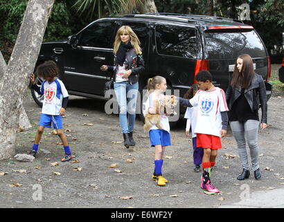 Heidi Klum prend ses enfants à un match de football à Brentwood. Klum a également repéré profiter de temps avec sa fille Leni's nouveau chiot Pomeranian, renoncule. En vedette : Heidi Klum, Leni Samuel,Laurent Samuel,Henry Samuel,Buttercup Où : Brentwood, en Californie, l'Uni Banque D'Images