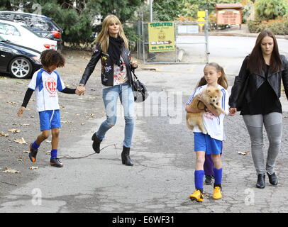 Heidi Klum prend ses enfants à un match de football à Brentwood. Klum a également repéré profiter de temps avec sa fille Leni's nouveau chiot Pomeranian, renoncule. En vedette : Heidi Klum, Leni Samuel,Laurent Samuel,Buttercup Où : Brentwood, California, United States Wh Banque D'Images