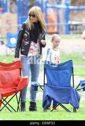 Heidi Klum prend ses enfants à un match de football à Brentwood. Klum a également repéré profiter de temps avec sa fille Leni's nouveau chiot Pomeranian, renoncule. En vedette : Heidi Klum, Leni Samuel Où : Brentwood, California, United States Quand : 08 Mars 2014 Banque D'Images