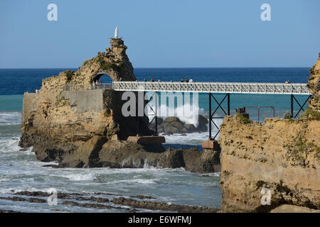 France, golfe de Gascogne, Pays Basque, Biarritz, station balnéaire de la Rocher de la Vierge et sa passerelle Banque D'Images