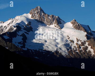 Lumière du soir sur l'Aiguille des Glaciers depuis le Col des Fours, Alpes, France Banque D'Images