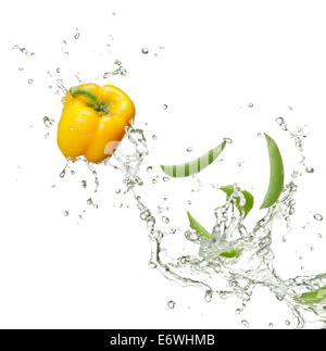 Capsicum et pois avec de l'eau splash on white Banque D'Images