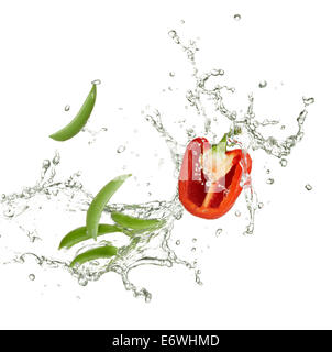 Poivron rouge et les pois frais avec de l'eau splash Banque D'Images