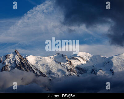 Lumière du soir sur l'Aiguille du Midi et le Mont Blanc de la Charlanon, Tour du Mont Blanc, Chamonix, France Banque D'Images