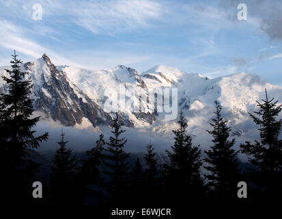 Lumière du soir sur l'Aiguille du Midi et le Mont Blanc de la Charlanon, Tour du Mont Blanc, Chamonix, France Banque D'Images