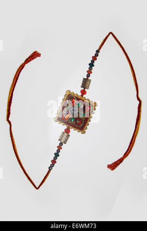 Rakhi pour Raksha Bhandhan, c'est un festival traditionnel indien dans lequel une soeur étroits rakhi sur la main de son frère. Banque D'Images