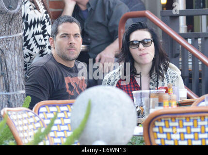 Laura Prepon a conduit à un restaurant où elle a rencontré un homme mystère pour le déjeuner puis est parti en collaboration avec : Laura Prepon Où : Los Angeles, California, United States Quand : 09 Mars 2014 Banque D'Images