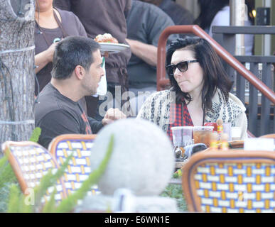 Laura Prepon a conduit à un restaurant où elle a rencontré un homme mystère pour le déjeuner puis est parti en collaboration avec : Laura Prepon Où : Los Angeles, California, United States Quand : 09 Mars 2014 Banque D'Images