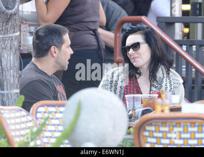 Laura Prepon a conduit à un restaurant où elle a rencontré un homme mystère pour le déjeuner puis est parti en collaboration avec : Laura Prepon Où : Los Angeles, California, United States Quand : 09 Mars 2014 Banque D'Images