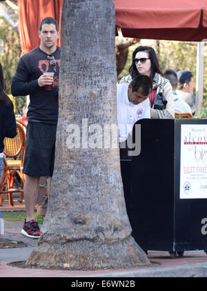 Laura Prepon a conduit à un restaurant où elle a rencontré un homme mystère pour le déjeuner puis est parti en collaboration avec : Laura Prepon Où : Los Angeles, California, United States Quand : 09 Mars 2014 Banque D'Images