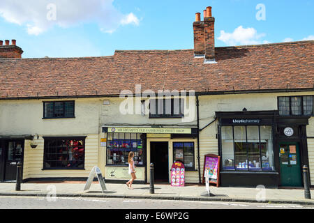 Tilly's Tea Rooms et M. Grumphy's old-fashioned sweet shop, High Street, Chipping Ongar, Essex, Angleterre, Royaume-Uni Banque D'Images