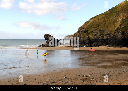 L'exécution de sauveteurs kayak sur la plage de Llangrannog Ceredigion Pays de Galles Cymru UK GO Banque D'Images