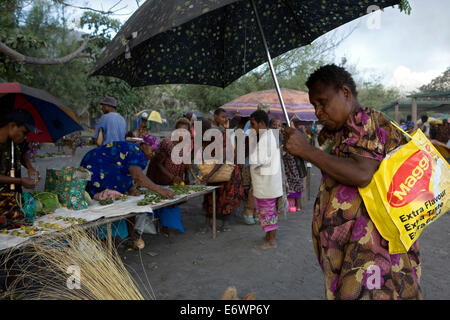 La poussière volcanique au marché de Rabaul, volcan Tavurvur, Rabaul, East New Britain, Papouasie-Nouvelle-Guinée, du Pacifique Banque D'Images