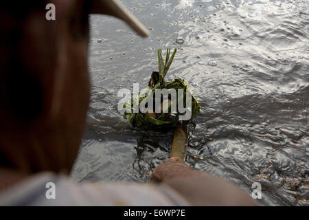 Les sources chaudes en face du volcan sont colorés par des minéraux. Ils sont aussi le lieu où les habitants viennent à bouillir Banque D'Images