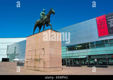 Statue de Carl Gustav Mannerheim, général et le président finlandais, en face du bâtiment Kiasma (1998), Helsinki, Mannerheimintie, Fin Banque D'Images