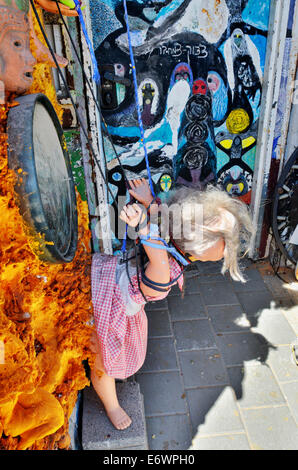 Installation artistique à Jaffa, fabriqués à partir de poupées, jouets, vieux ménage et garage plein de trucs et spray foam, Tel Aviv, Israël Banque D'Images